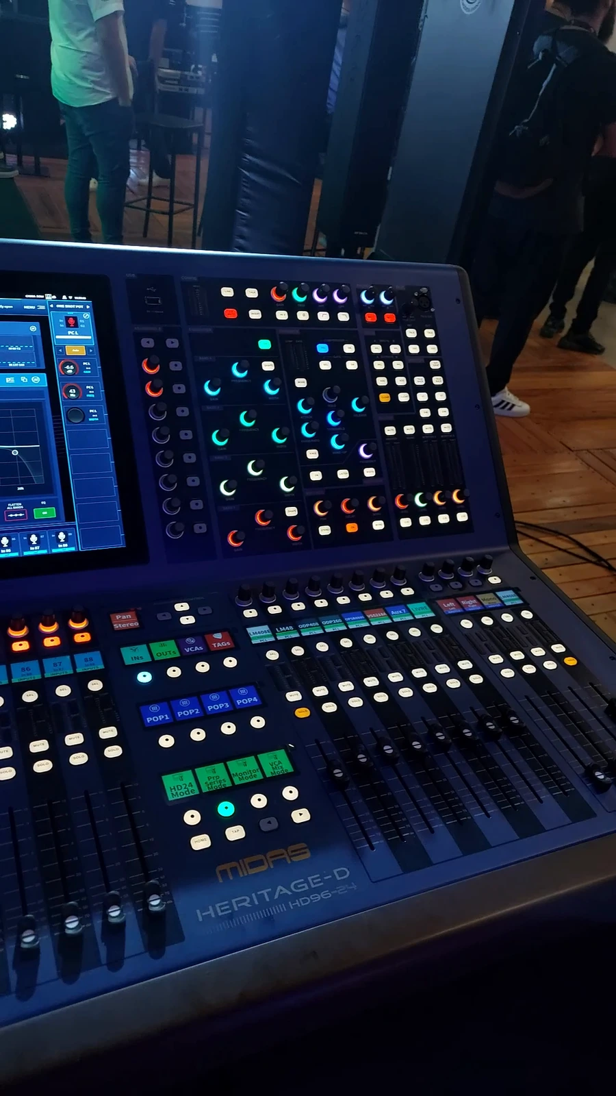 Console de áudio digital em operação real