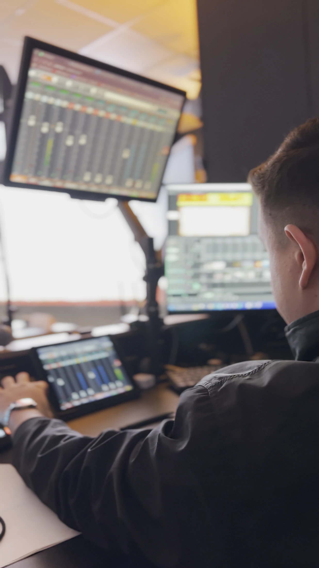 Operador técnico na estação de controle audiovisual