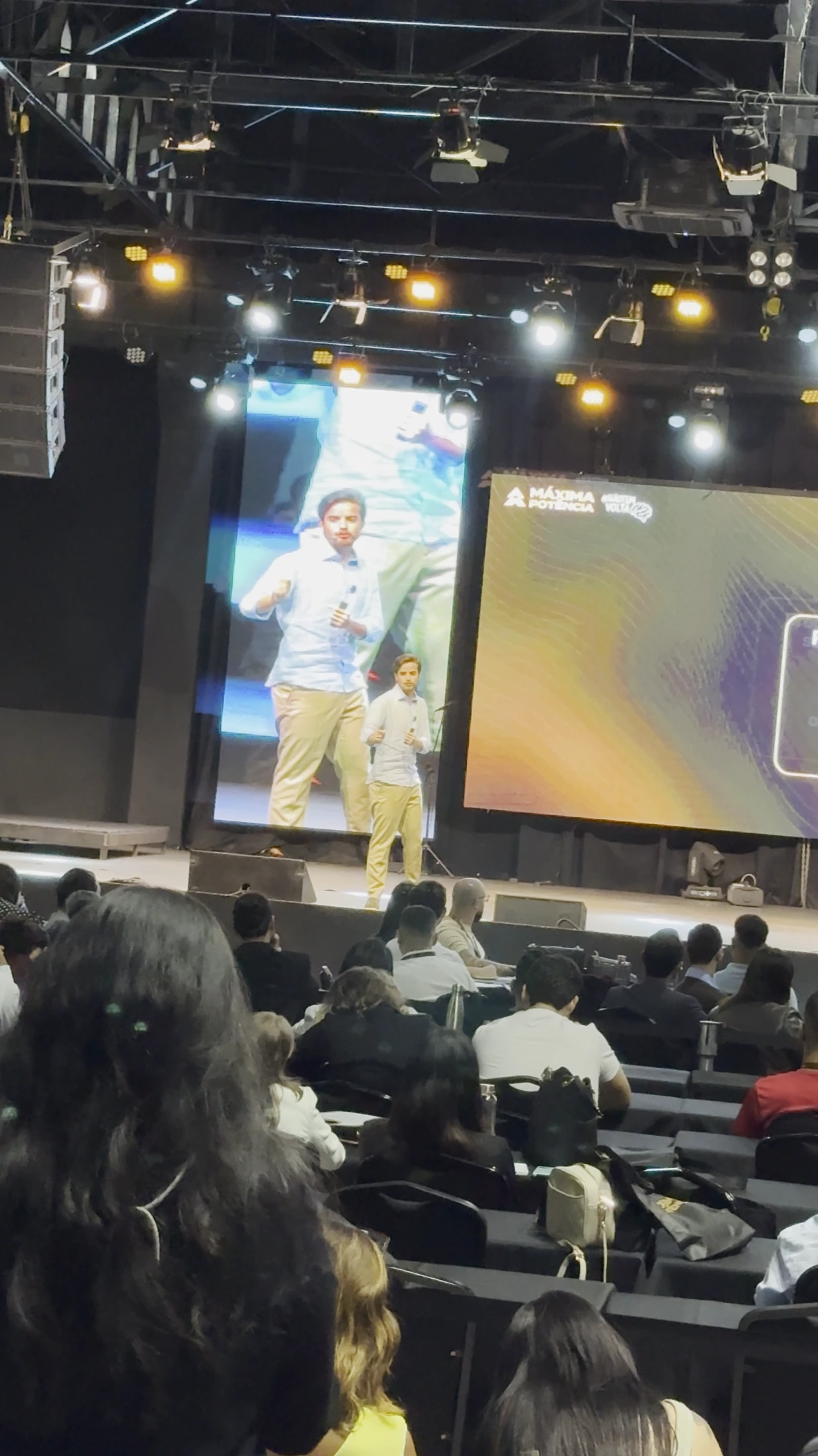 Evento corporativo com telões de LED, palco e público